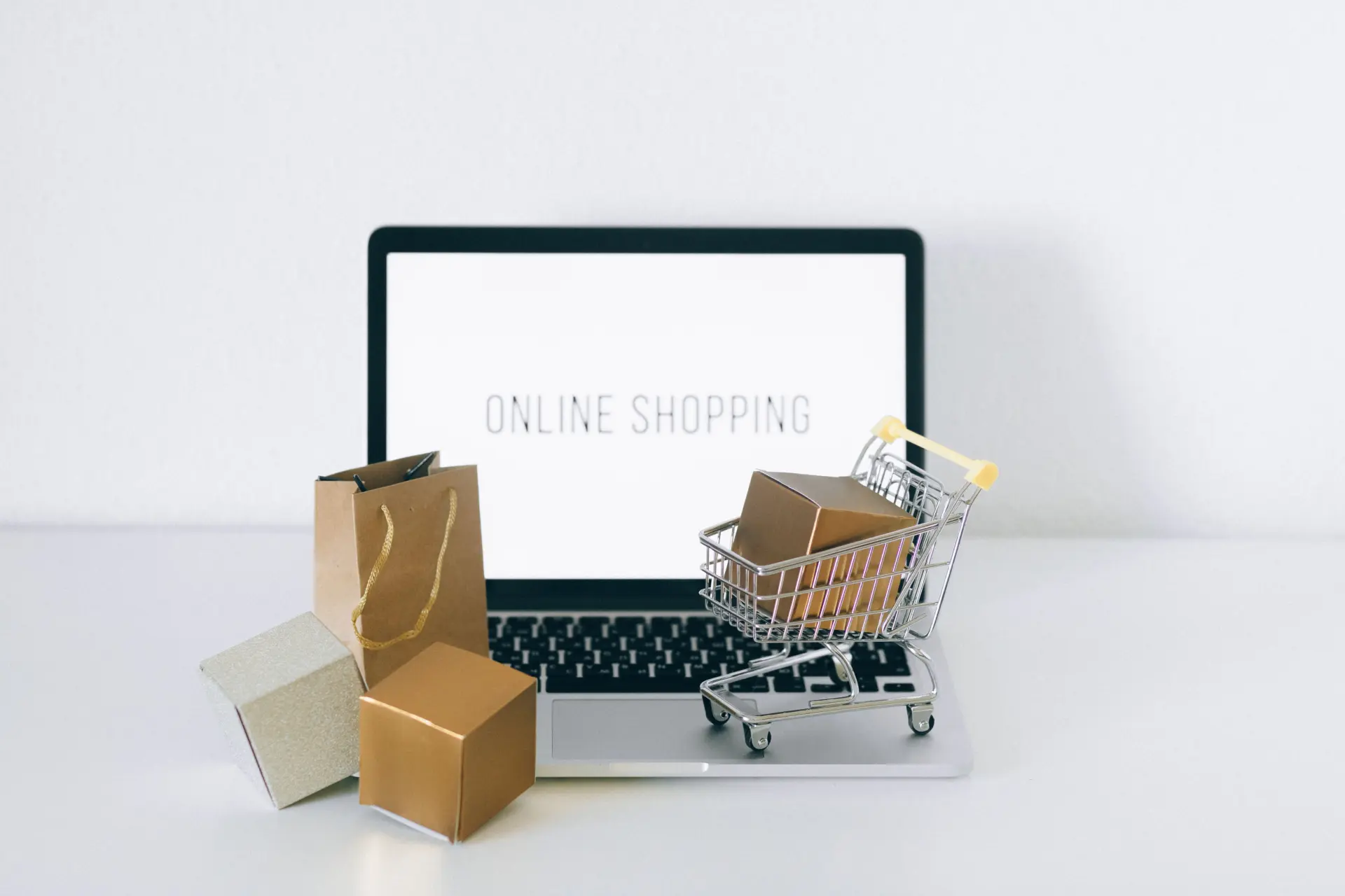 B2B-Preise richtig beurteilen: Einkaufspreis ist nicht alles 2 Laptop und Versandkartons für die Kalkulation von B2B-Preisen