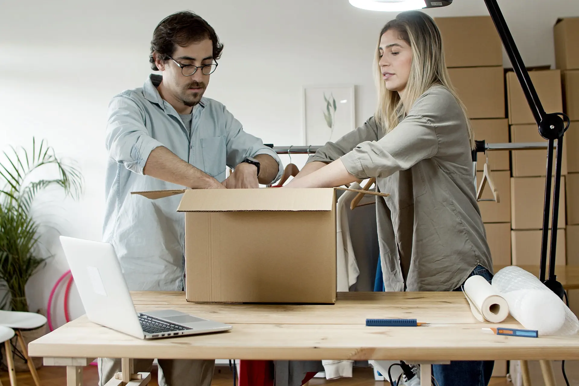20 Fragen, die du jedem Dropshipping-Lieferanten stellen solltest 2 Zwei Personen organisieren gemeinsam Bestellungen für einen Onlineshop