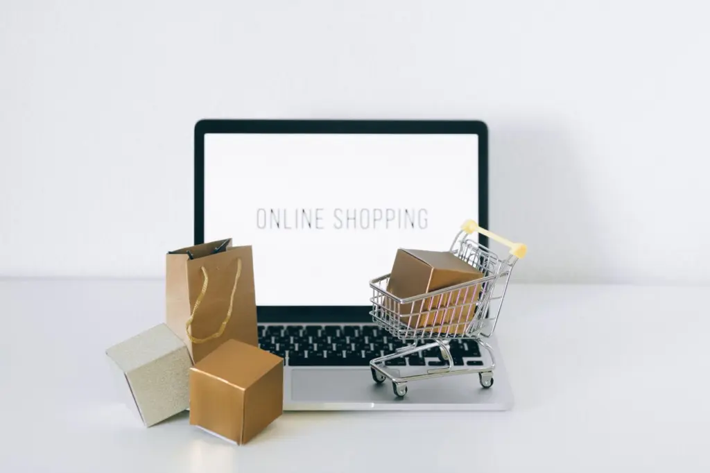 Großhandel oder Dropshipping: Welches Modell passt zu dir? 1 Laptop mit Paket und Einkaufswagen als Symbol für Onlinehandel und Warenbeschaffung