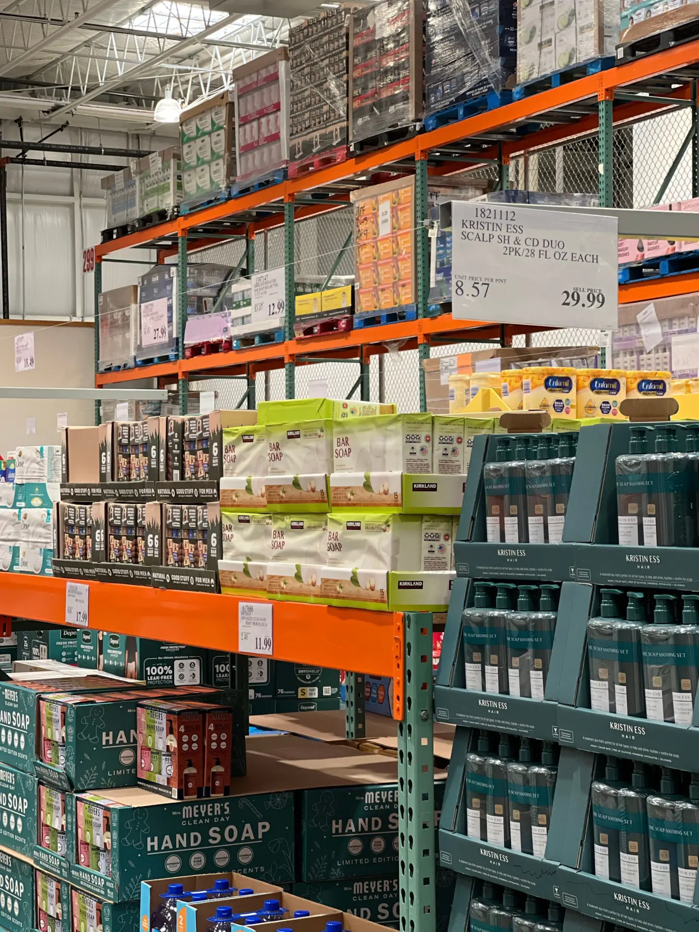 Großhandel oder Dropshipping: Welches Modell passt zu dir? 2 Warenregale im Großhandel