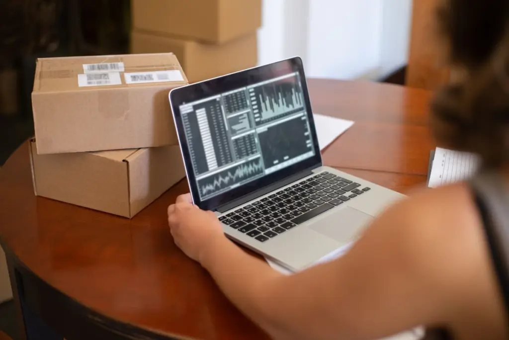 Laptop mit Geschäftsauswertung und Versandkartons