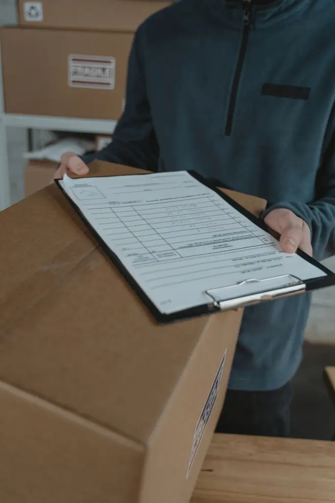Checkliste auf einem Paket bei der Prüfung von Versand und Lieferanten
