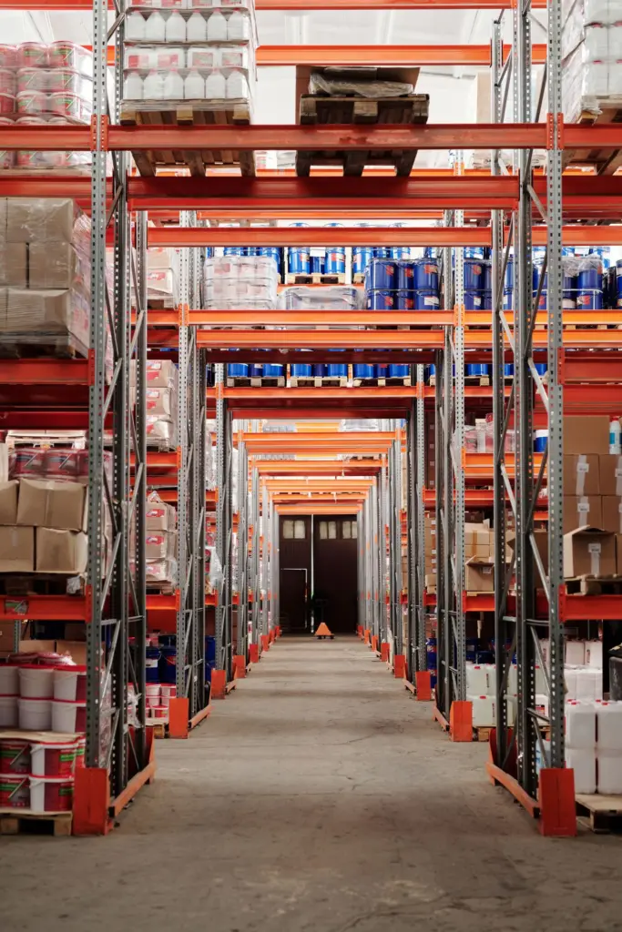 Modernes Warenlager mit Paletten und Regalen für größere Bestellmengen im Großhandel