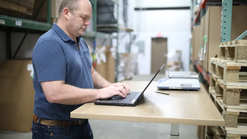 B2B-Preise richtig beurteilen: Einkaufspreis ist nicht alles 1 Moderner Arbeitsplatz für E-Commerce und Dropshipping