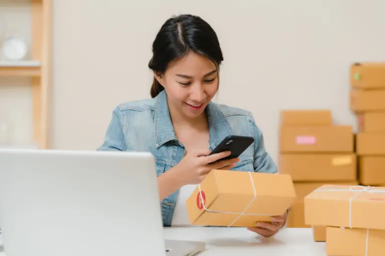 Onlinehändlerin prüft Produkte und Lagerbestand für einen E-Commerce-Shop