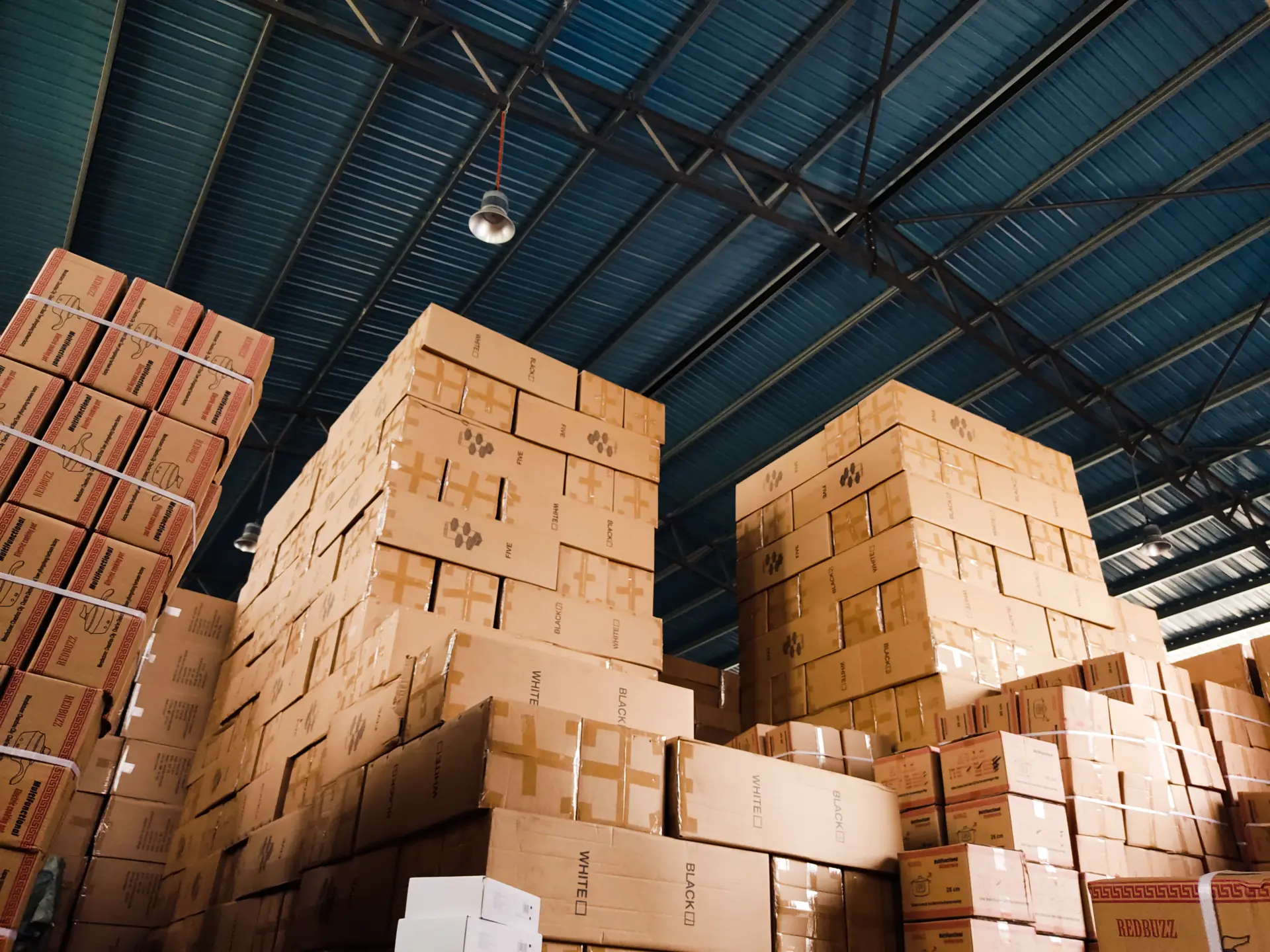 Vom Dropshipping zum Großhandel: Wann lohnt sich der Wechsel? 2 Kartons im Warenlager